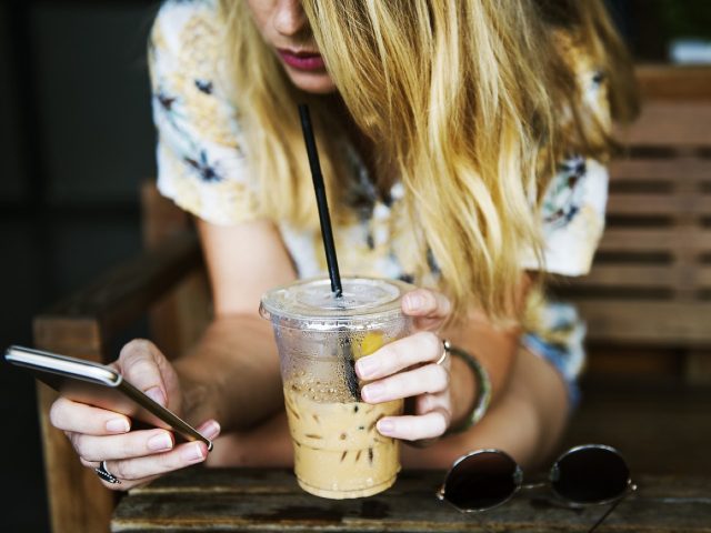 Bumble ou Badoo : choisir une appli de rencontres en voyage