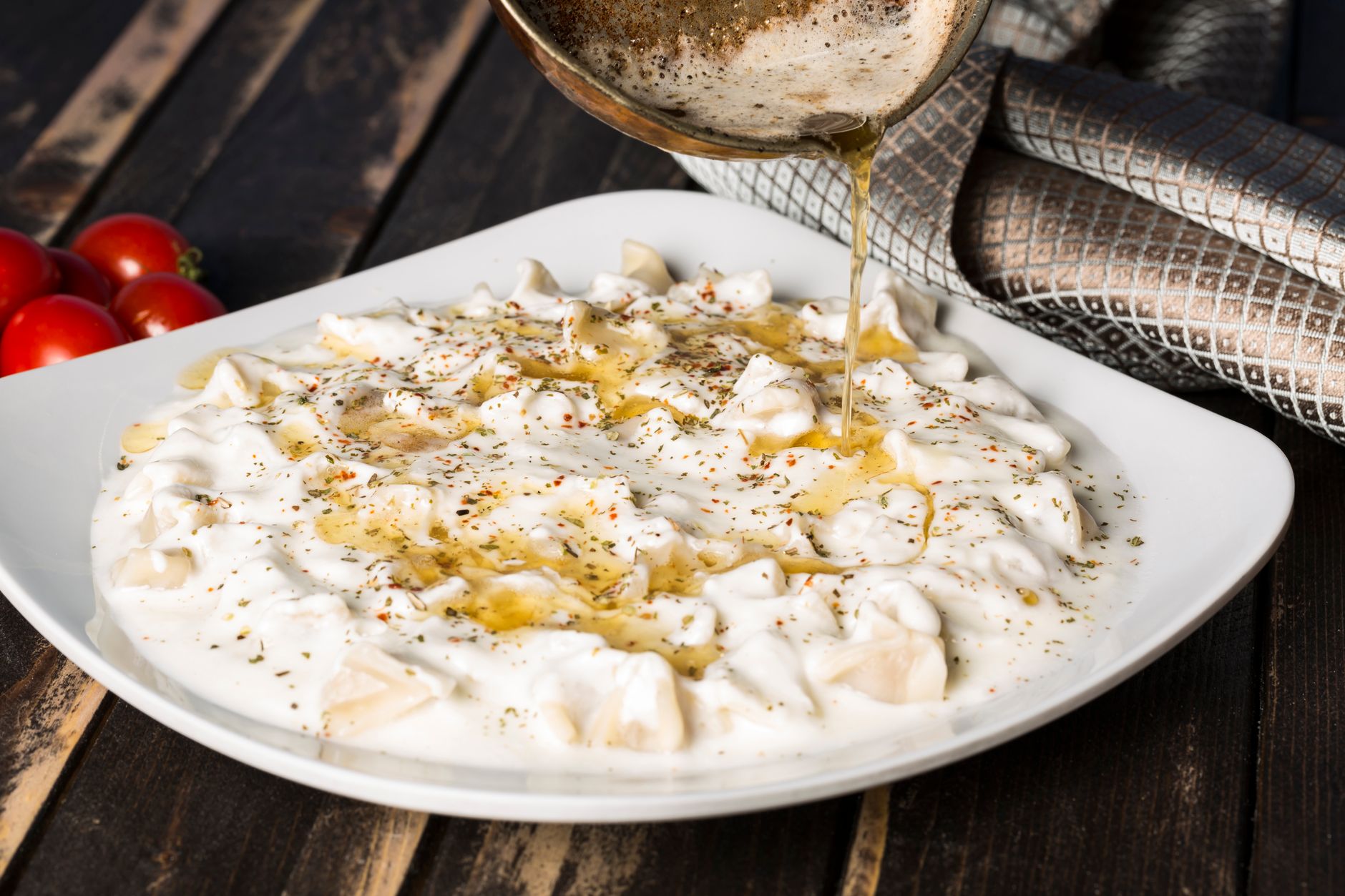 Préparez des raviolis turcs traditionnels : Manti