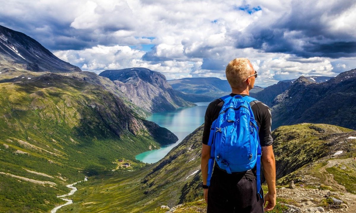 Comparatif : Couchsurfing vs Hostelworld pour voyageurs sociaux
