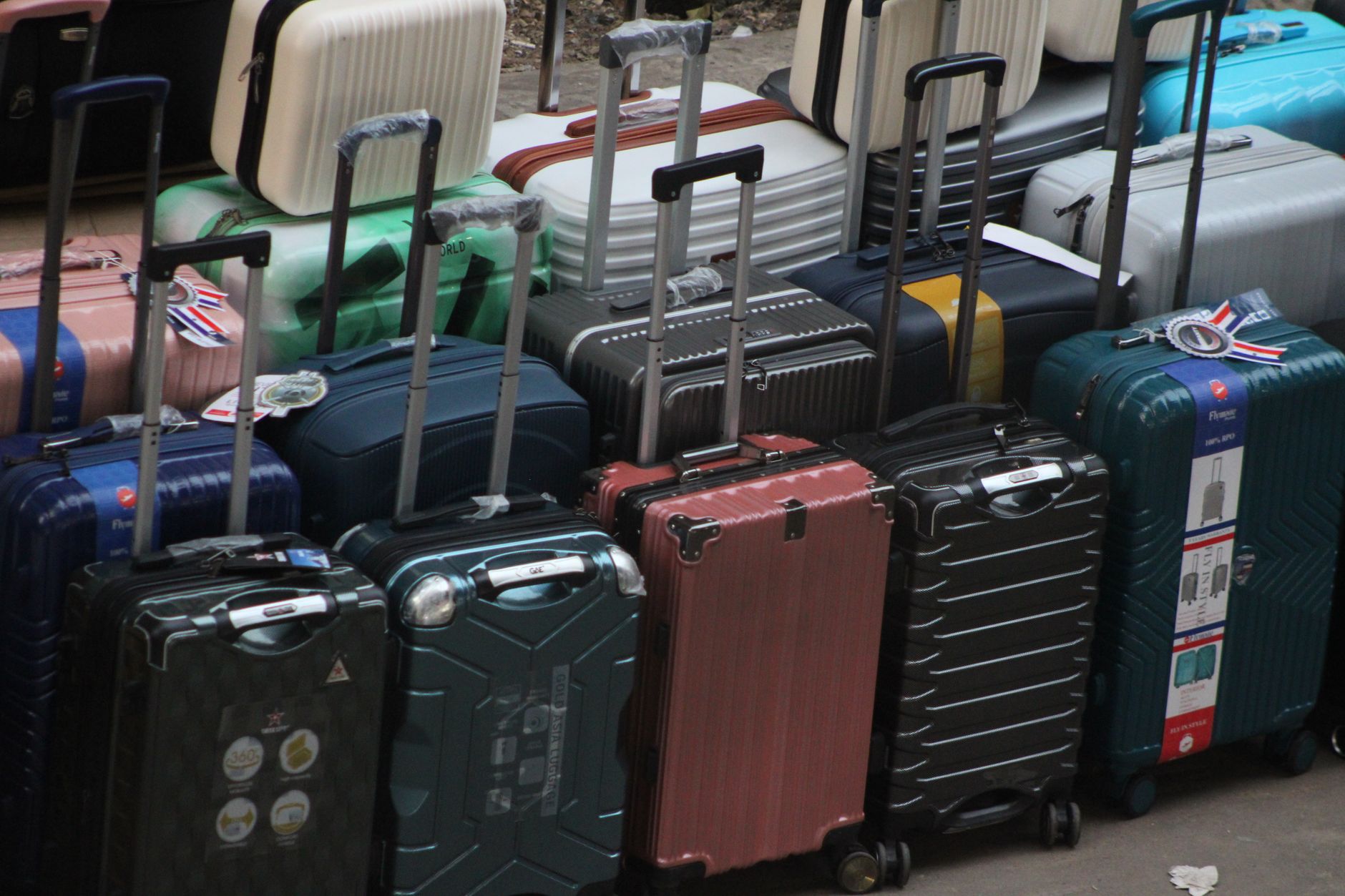 Comparatif : Couchsurfing vs Hostelworld pour voyageurs sociaux